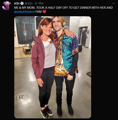 xQc Twitter photo with his mother